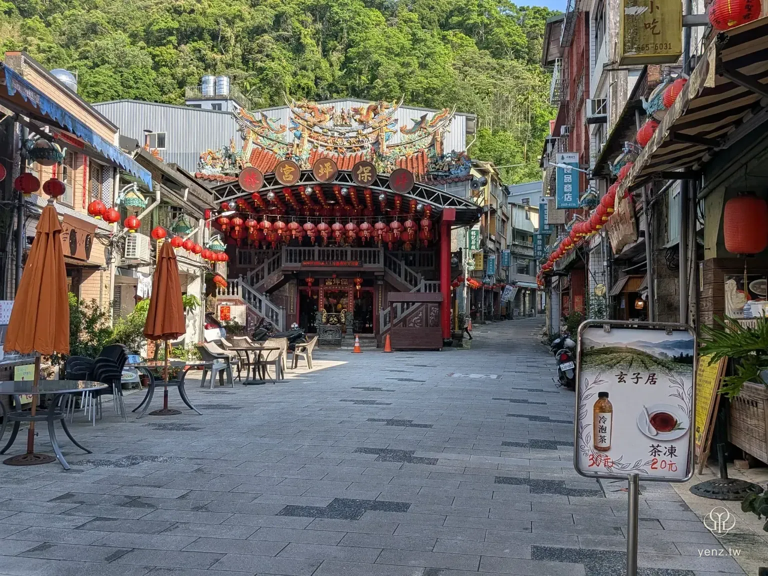 保坪宮與廟前廣場，紅燈籠形成老街視覺中心。
