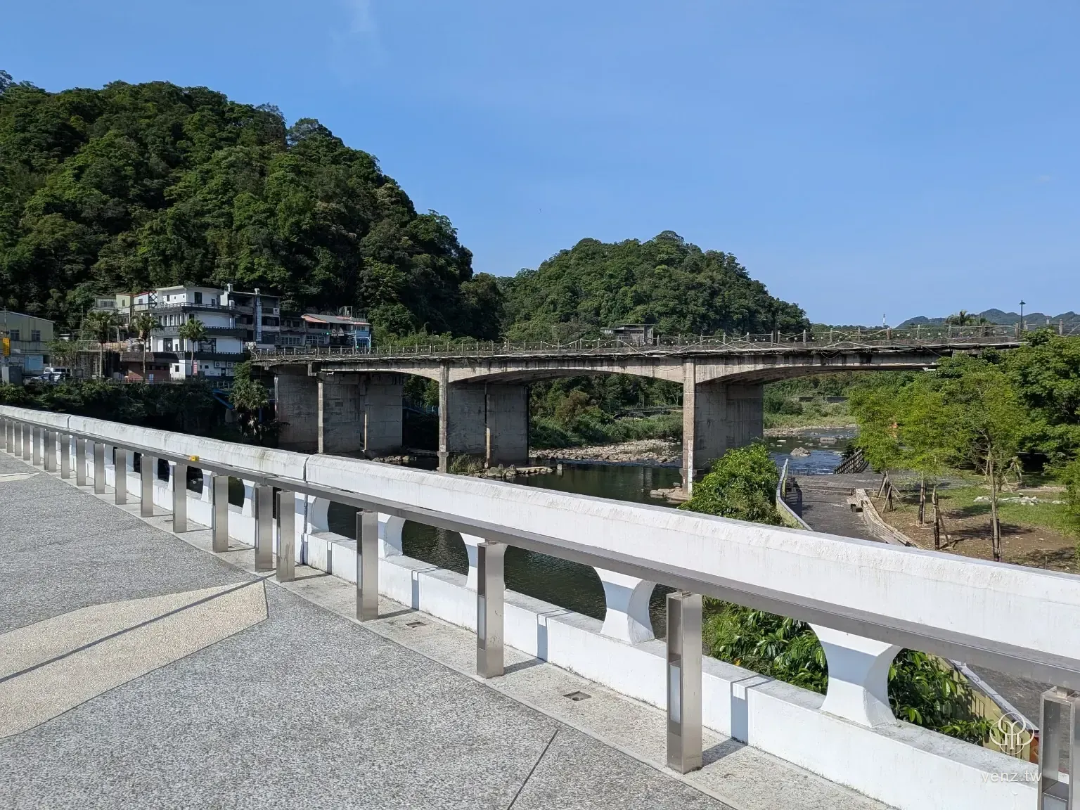 人行橋與河岸壁畫、山景、老街建築形成坪林河岸景觀。