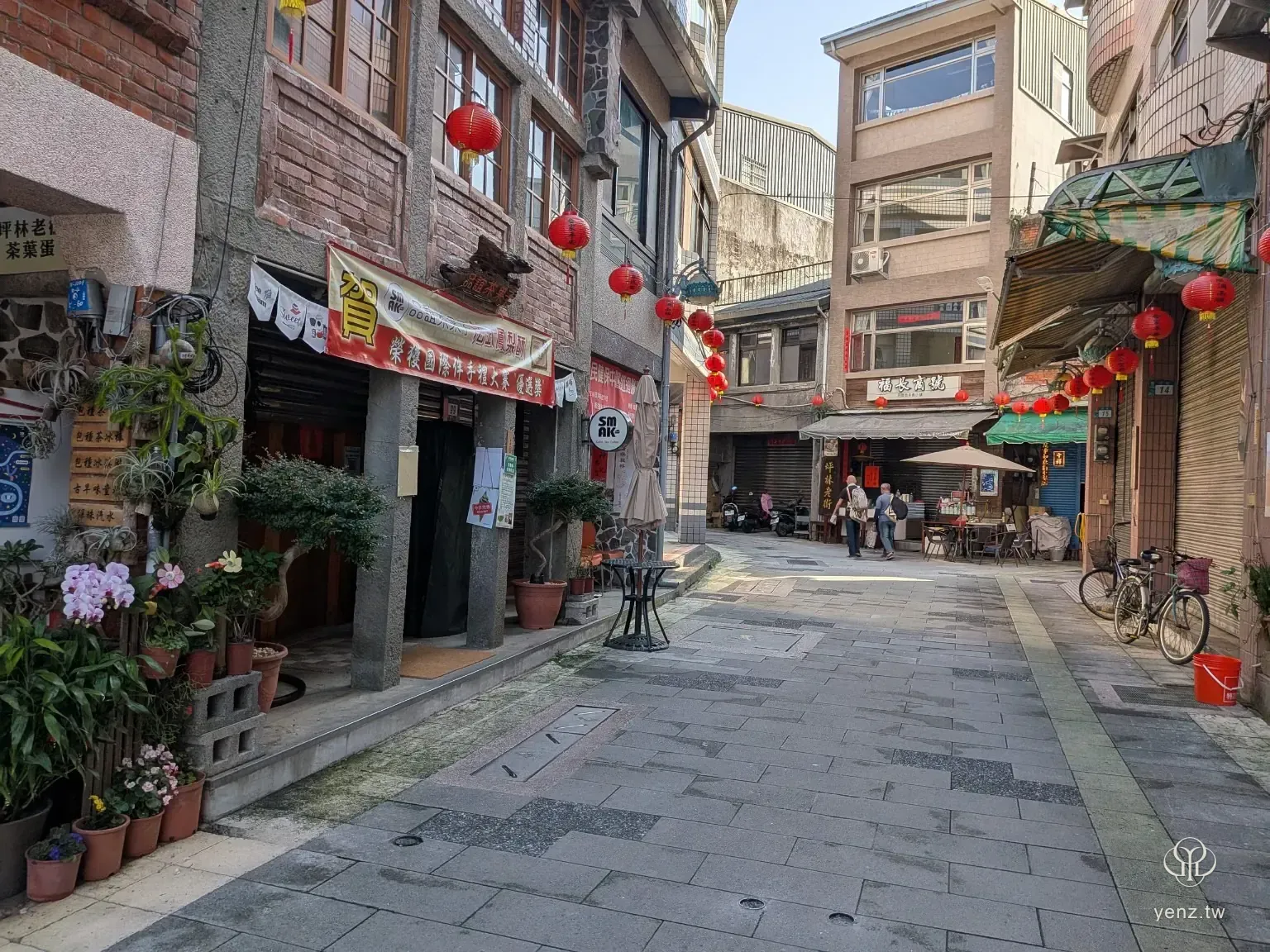 坪林老街街道全景，紅燈籠串連店家與巷弄。