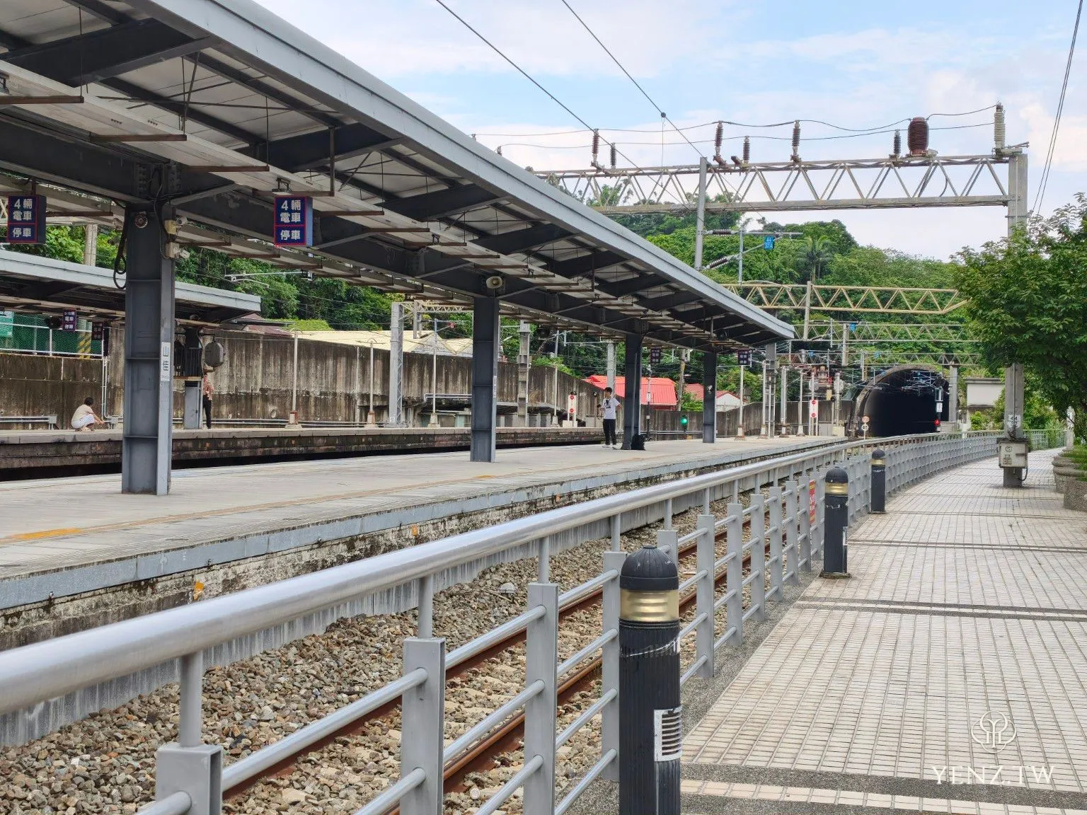 山佳車站月台、鐵軌、電車線與前方的隧道。