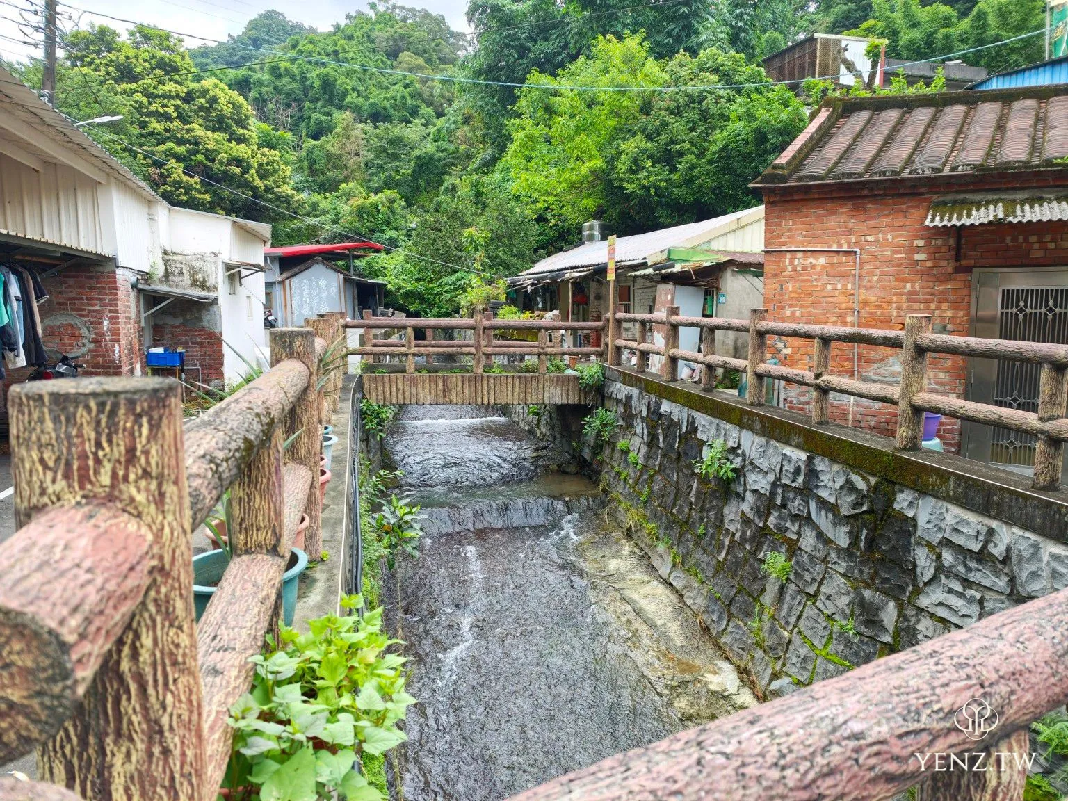通往一號坑的小路，兩側是民宅與整治過的排水水道。