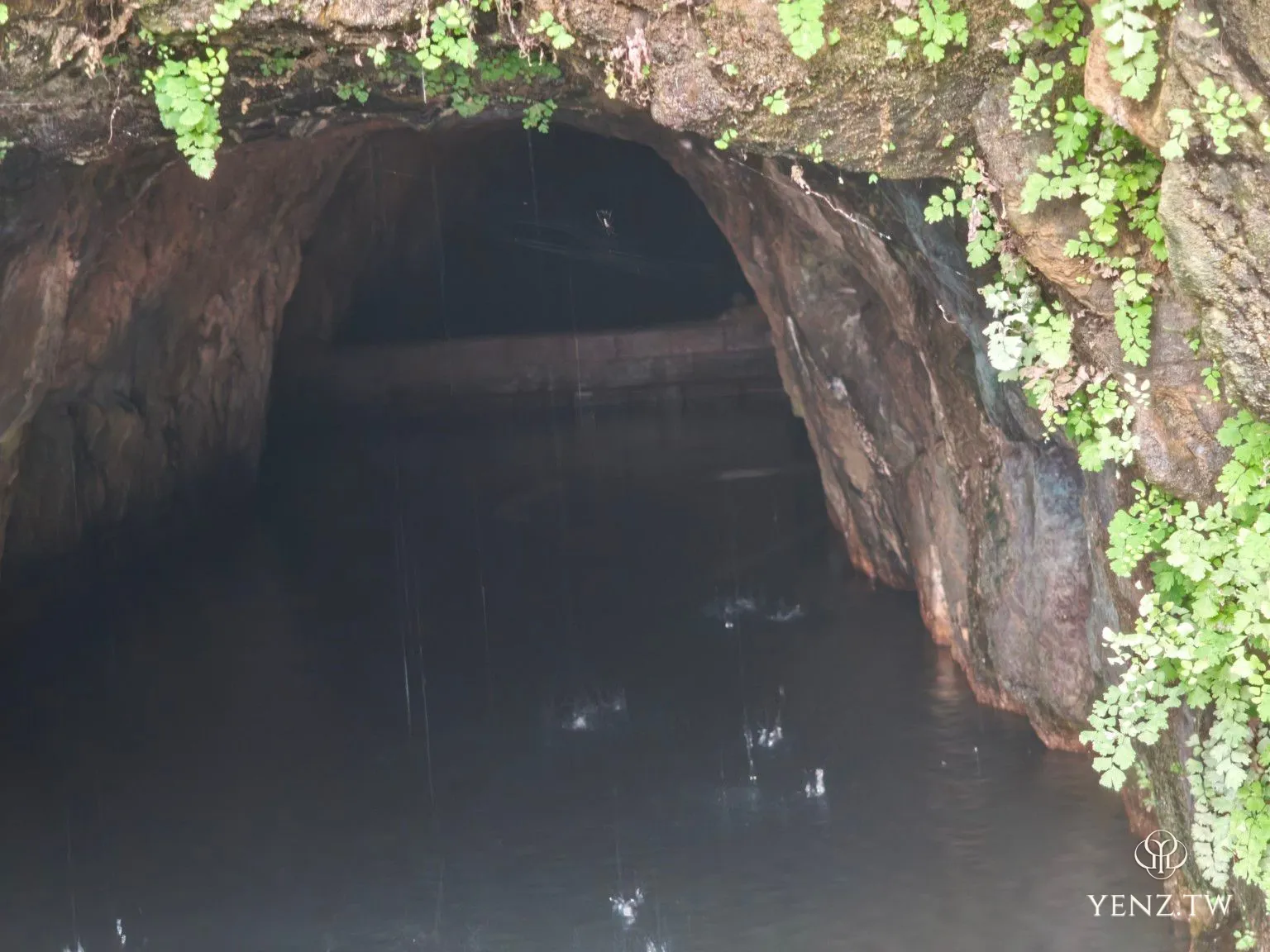 礦坑內的積水，坑頂仍持續滴水，水面泛著波紋。