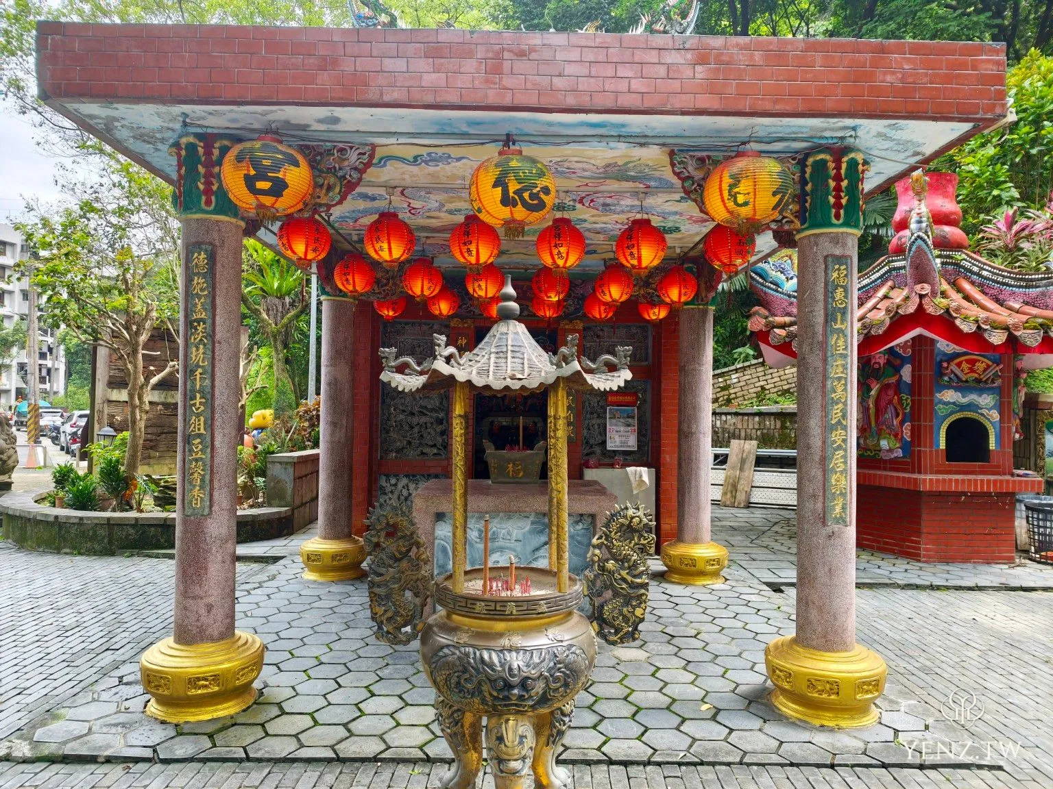 二號坑入口後方的福德宮，香爐仍有香火。