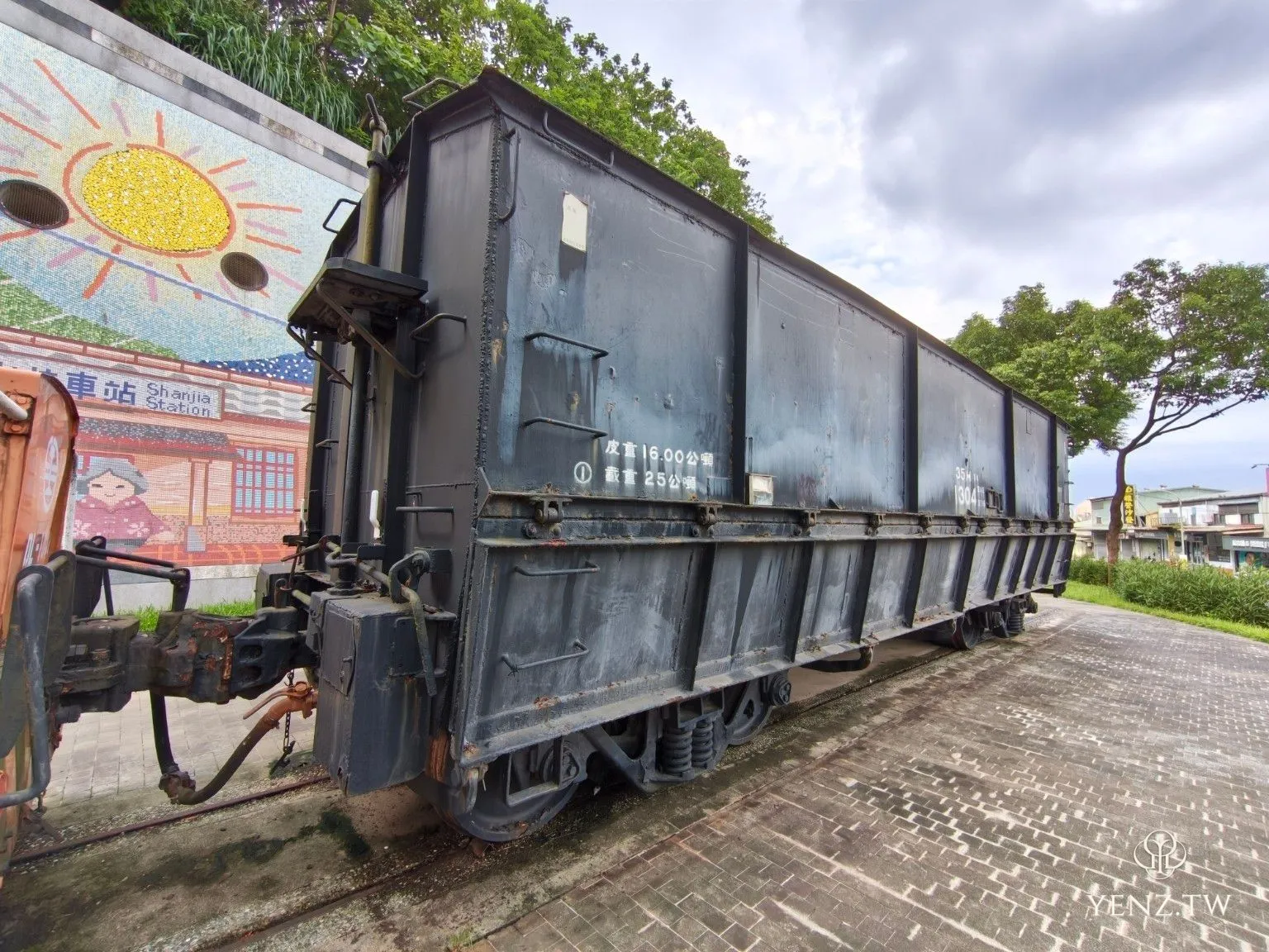 黑色的 35H1304 煤斗車側面。