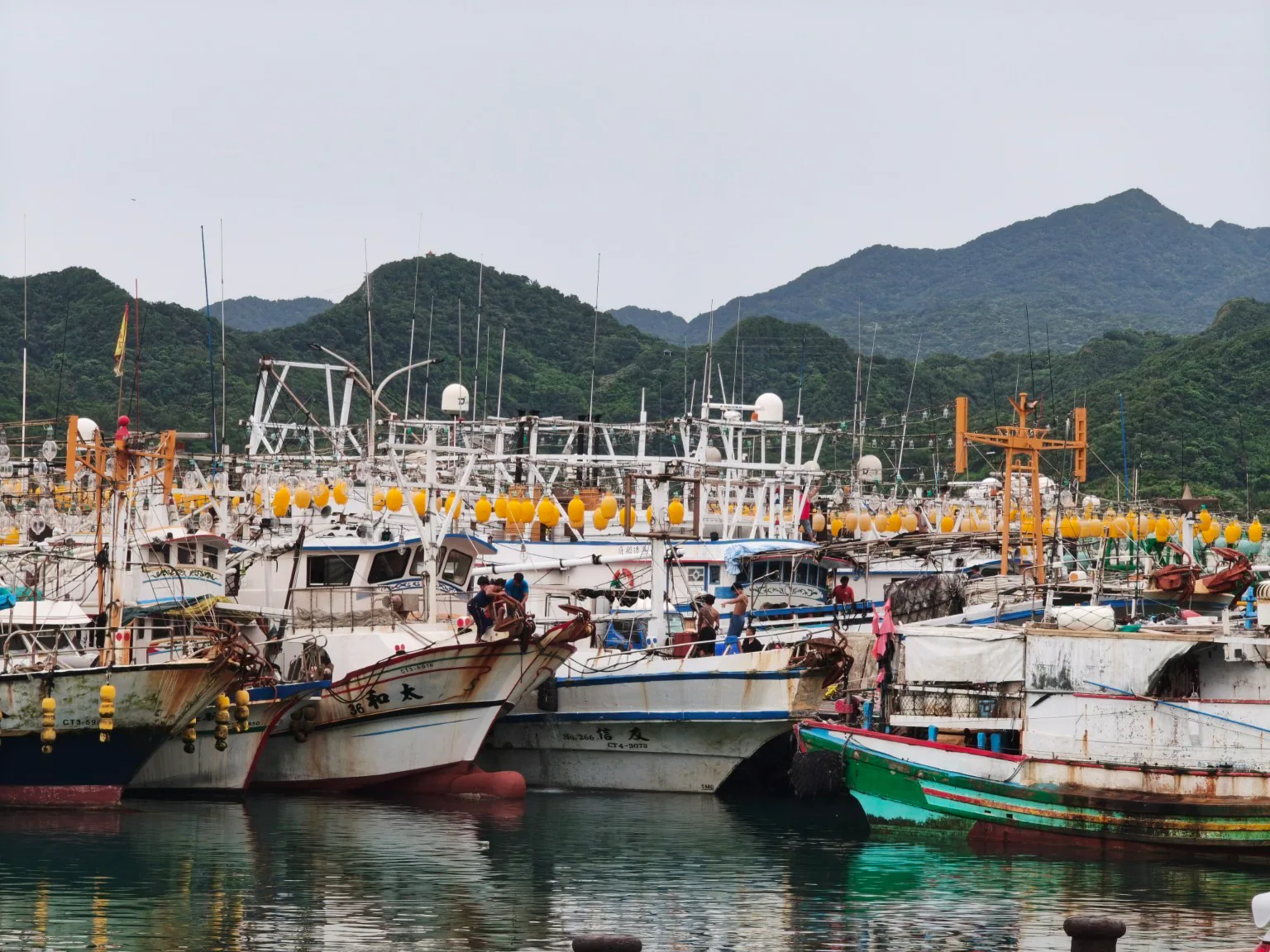 深澳漁港內漁船密集並排停泊，船上可見燈具、浮球與作業設備。