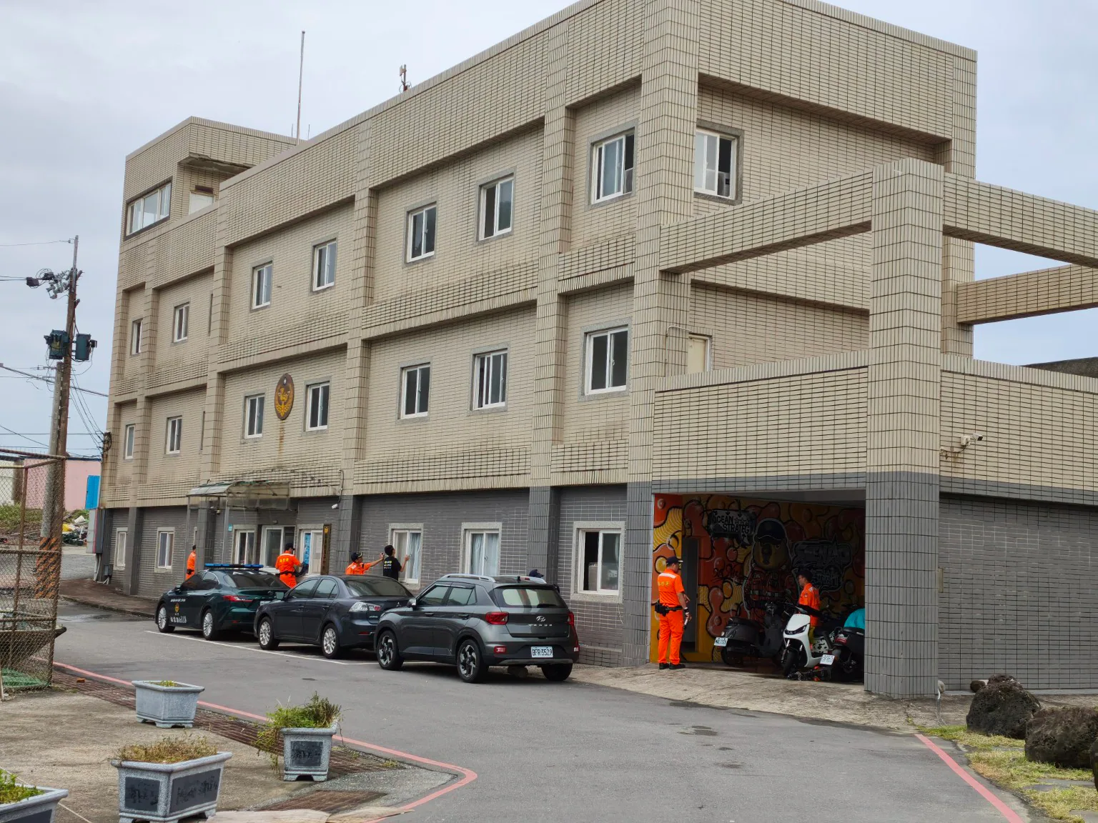 深澳海巡建物與正在處理颱風後現場設施的人員。