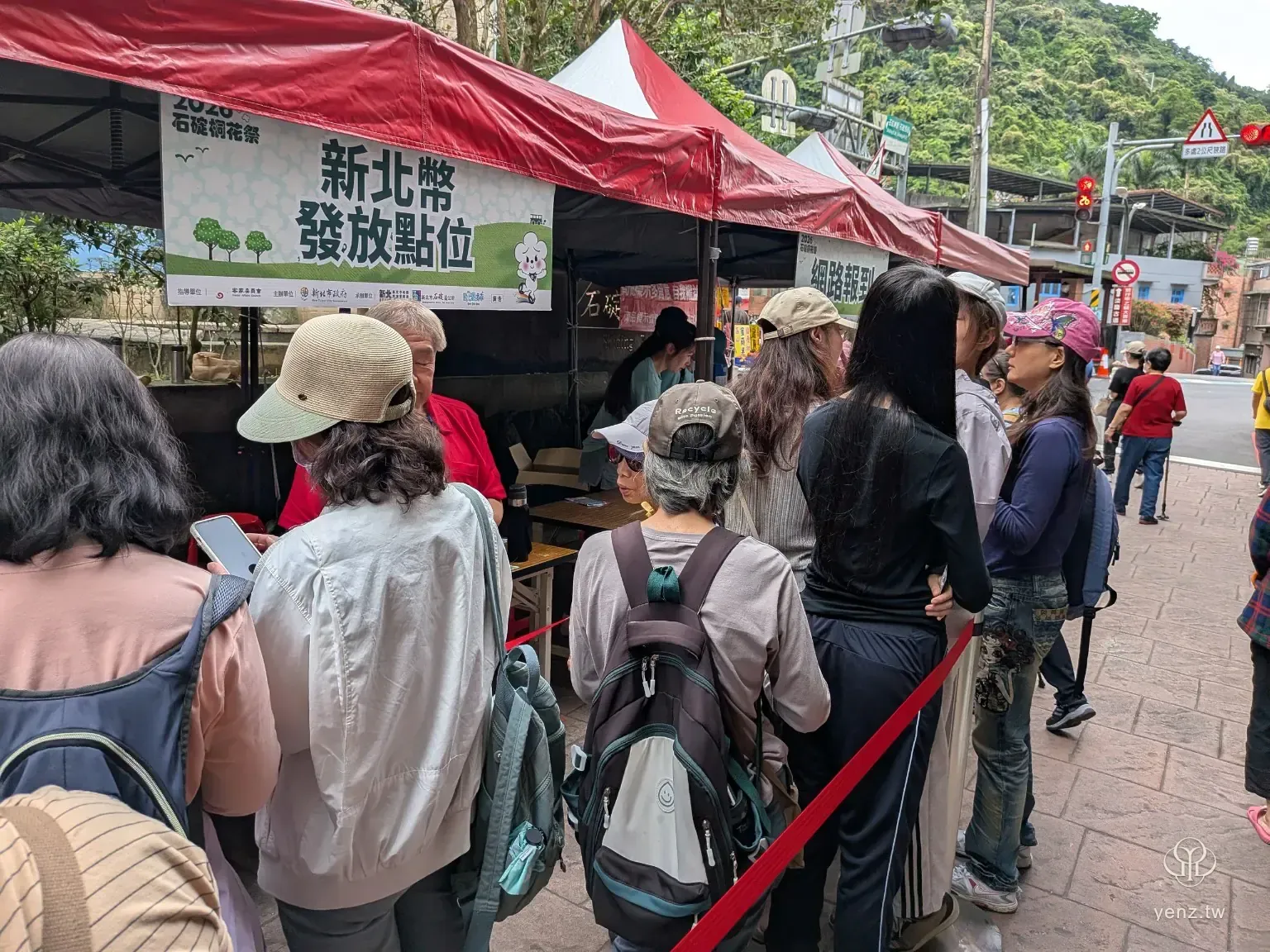 新北幣服務點與 QR code，協助參與者領取優惠券並導向合作店家消費。