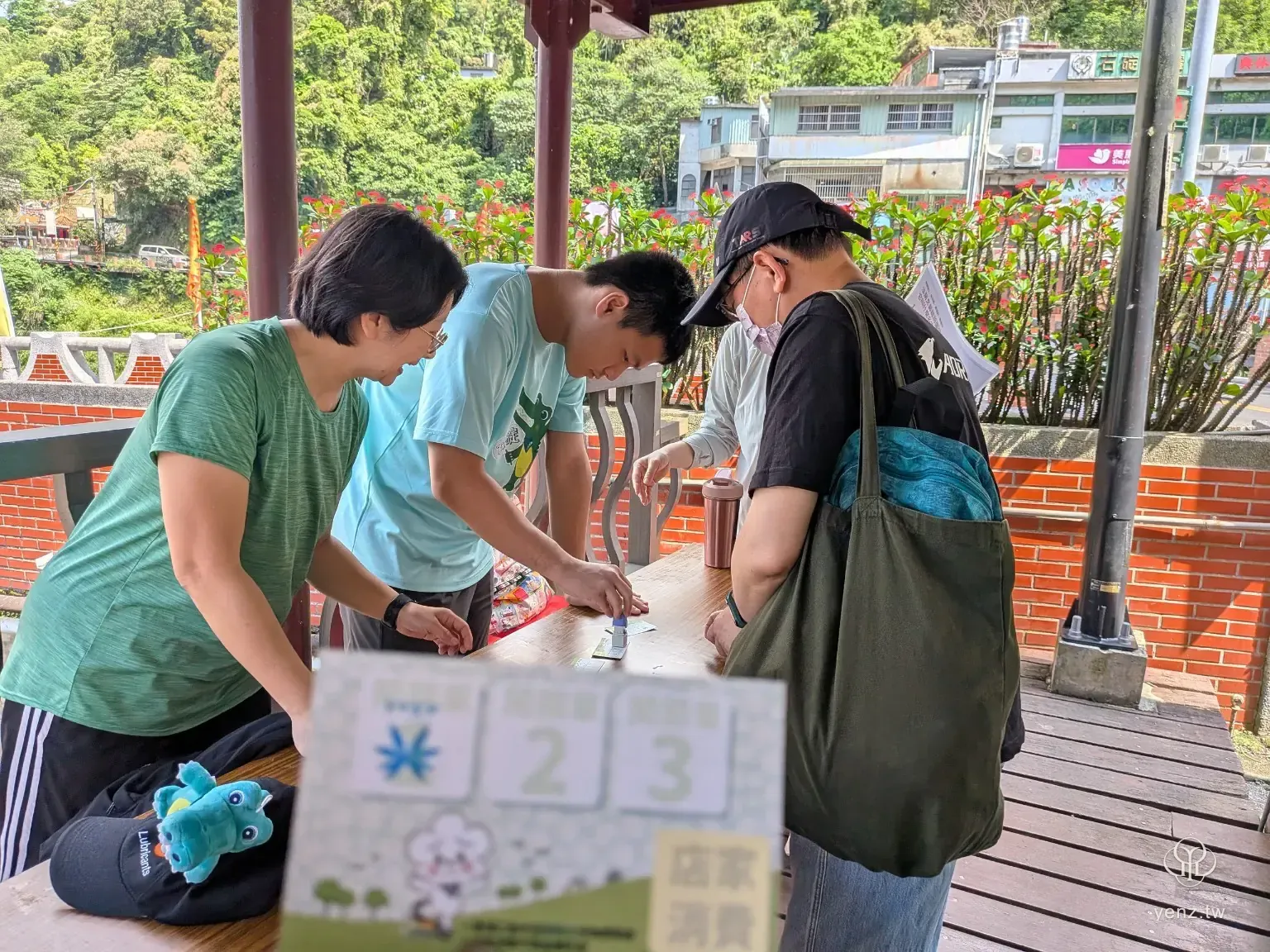 工作人員為闖關卡蓋章，參與者在地方節點完成互動。