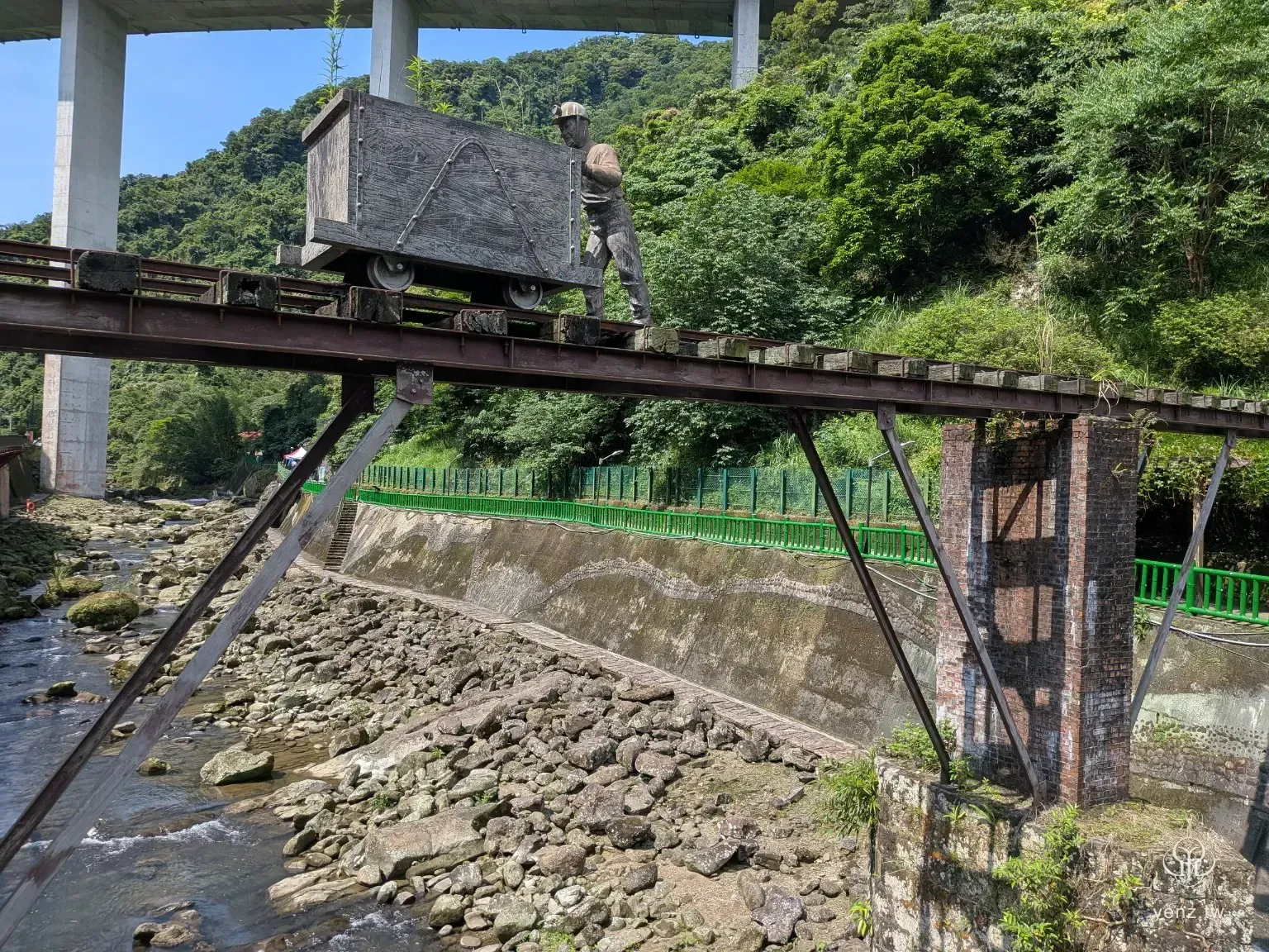 溪畔礦車與石碇山谷場域，呈現煤礦記憶與步道環境。
