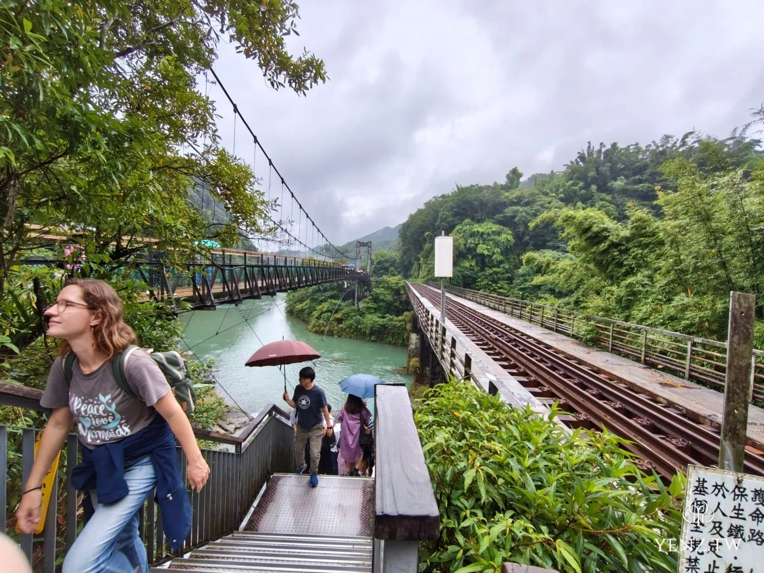 右側是平溪線鐵道，左側是觀瀑吊橋，兩條動線並行跨越河谷。