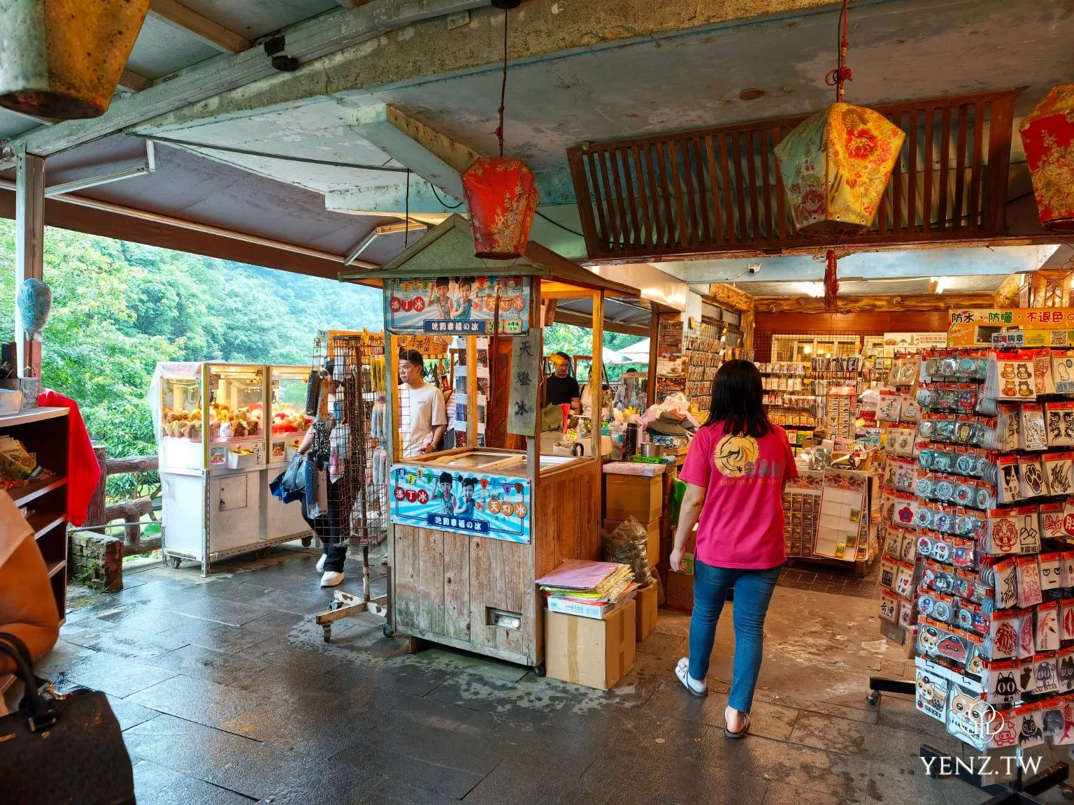 紀念品店內的天燈圖樣商品、吊飾與夾娃娃機。
