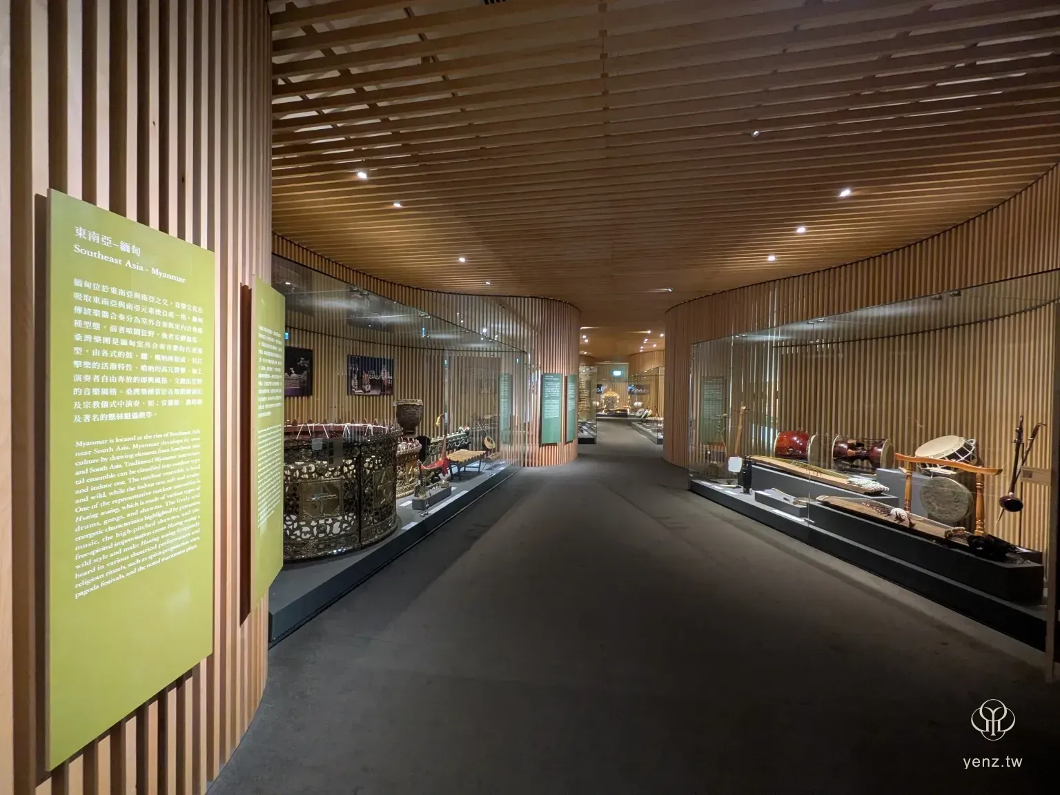 亞太樂器展場長廊，以曲線木格柵與玻璃展櫃創造流動動線。