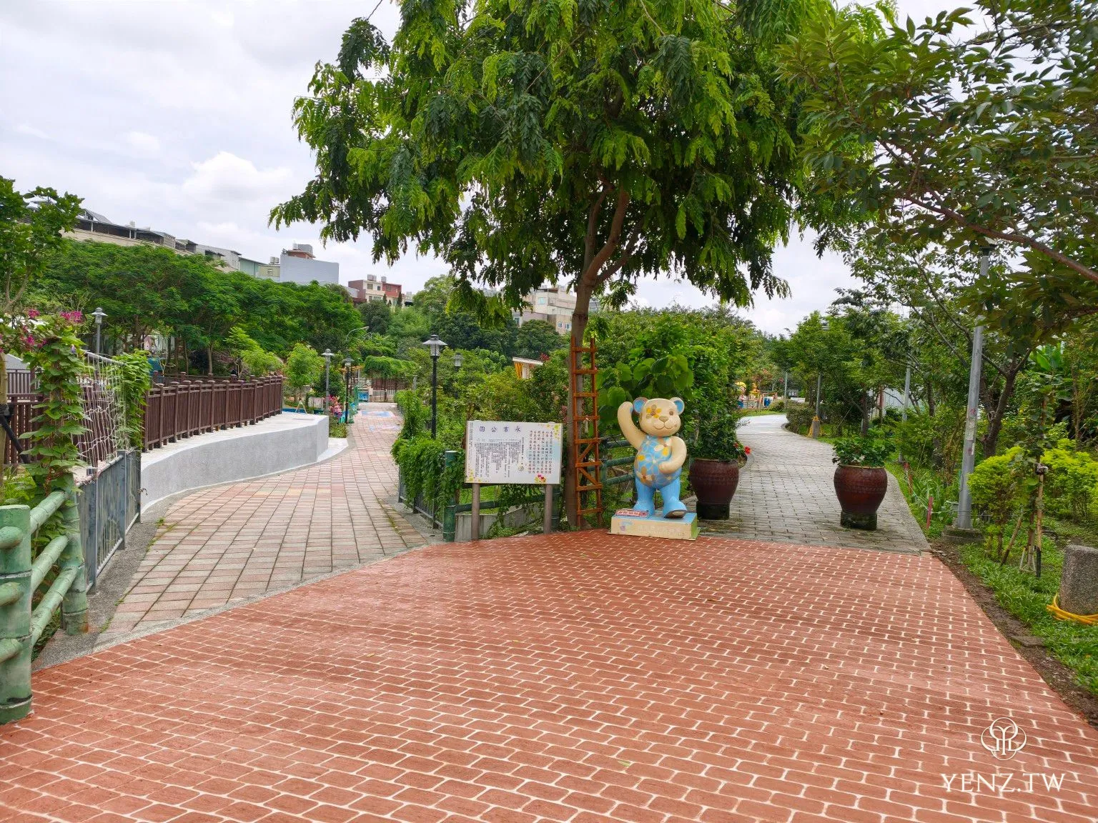 公園入口步道旁的「波斯菊熊」公共造景。
