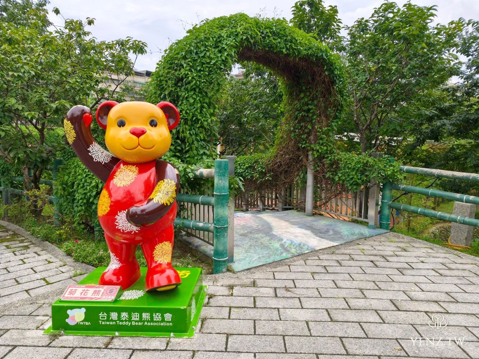 台灣泰迪熊協會的「菊花熊」與藤蔓拱門。
