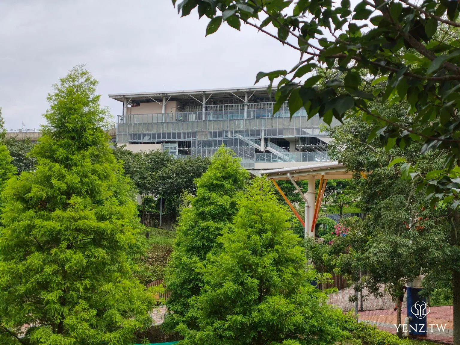 由公園深處望見被綠意包圍的永吉公園站站體。