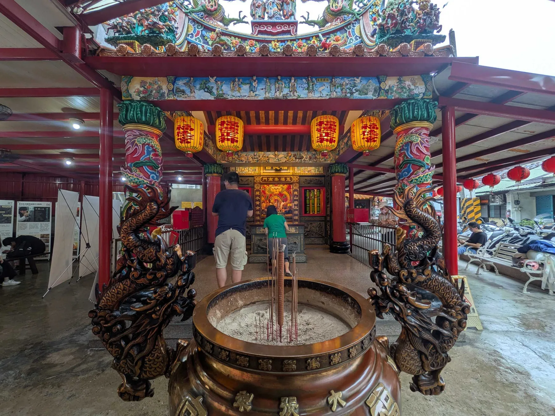 從福德宮香爐前望向廟埕展場