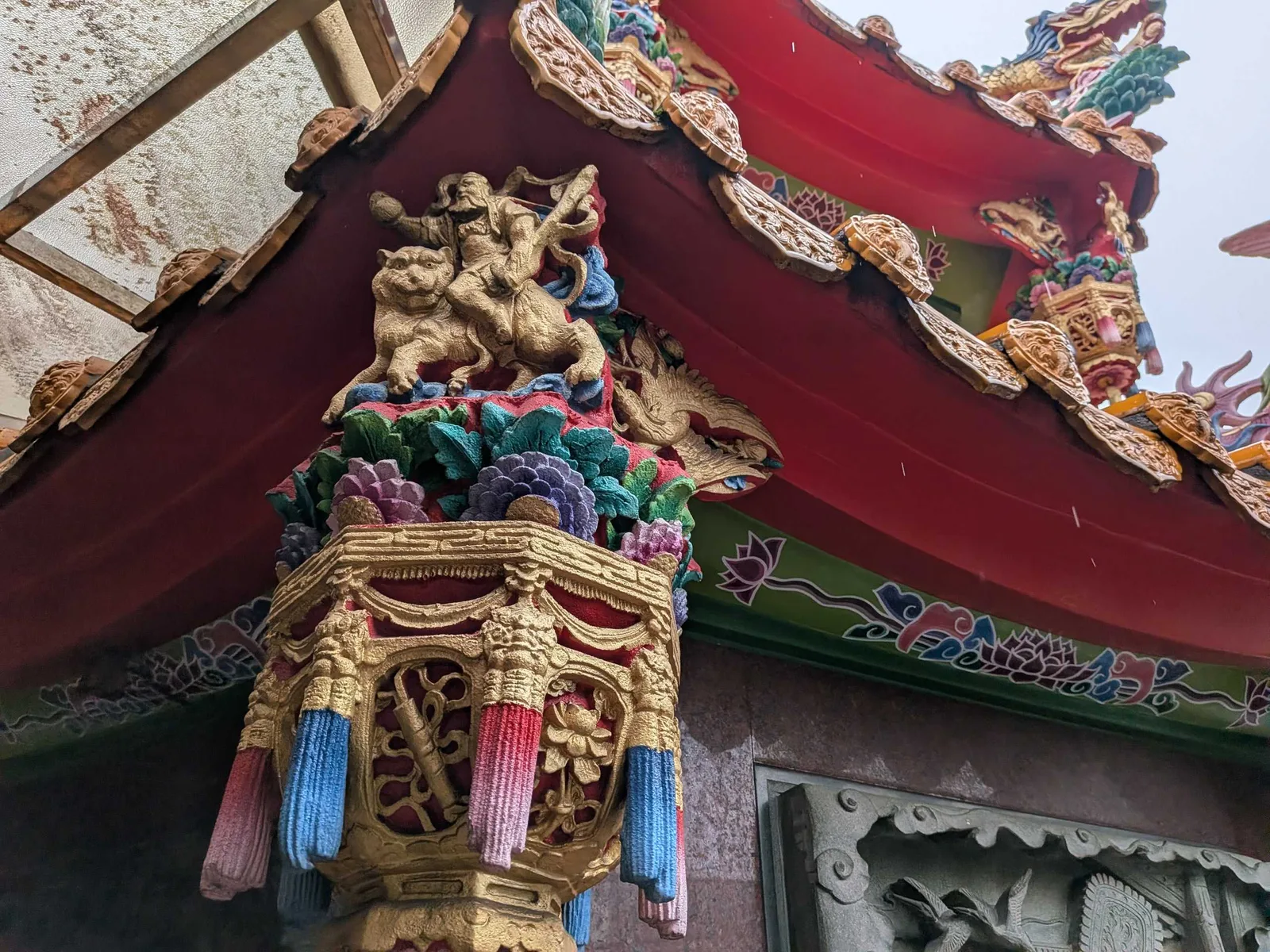 六張犁福德宮簷下的交趾陶與剪黏工藝細部