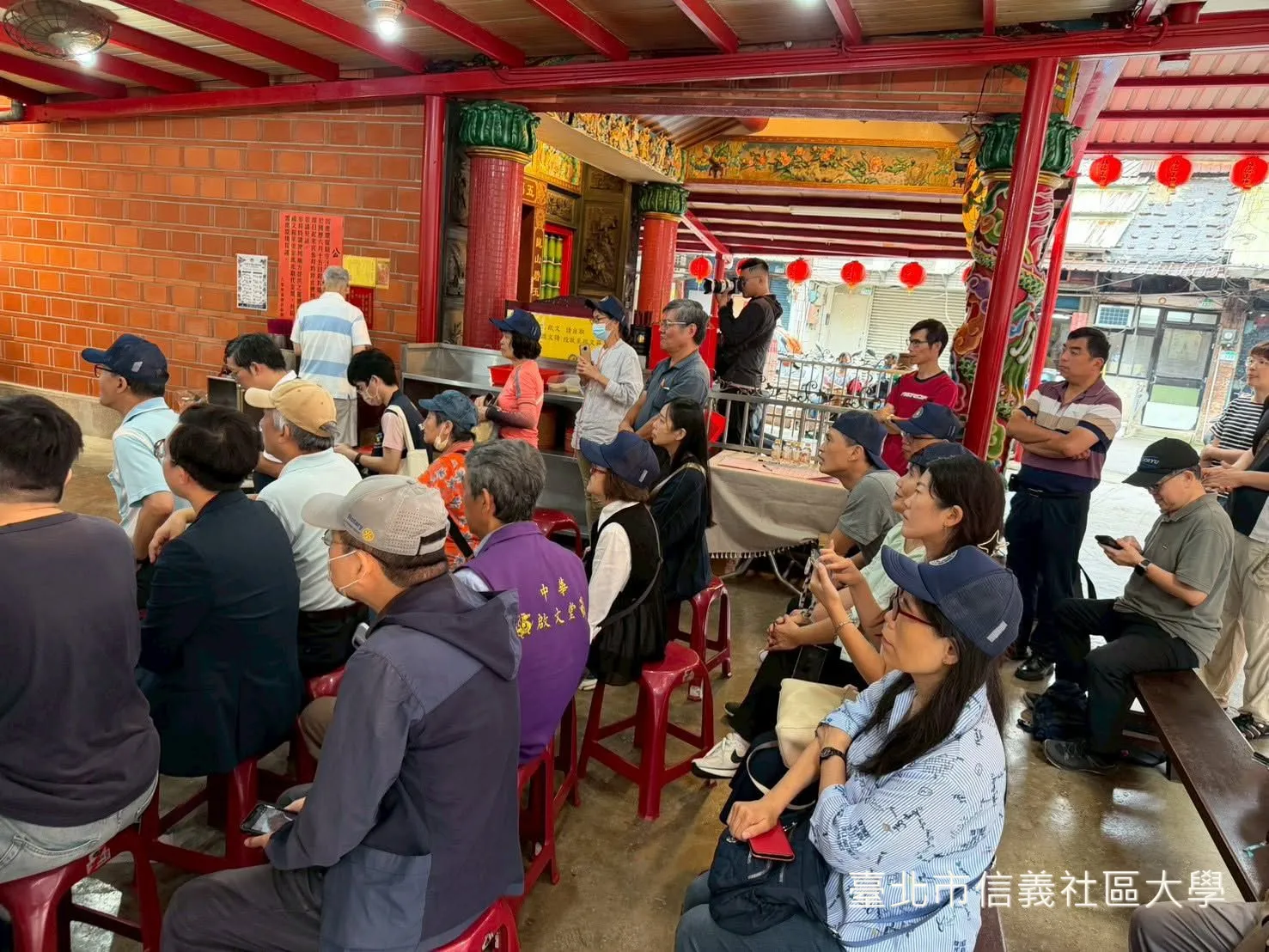 林耿同老師在展板前為圍坐的觀眾導覽